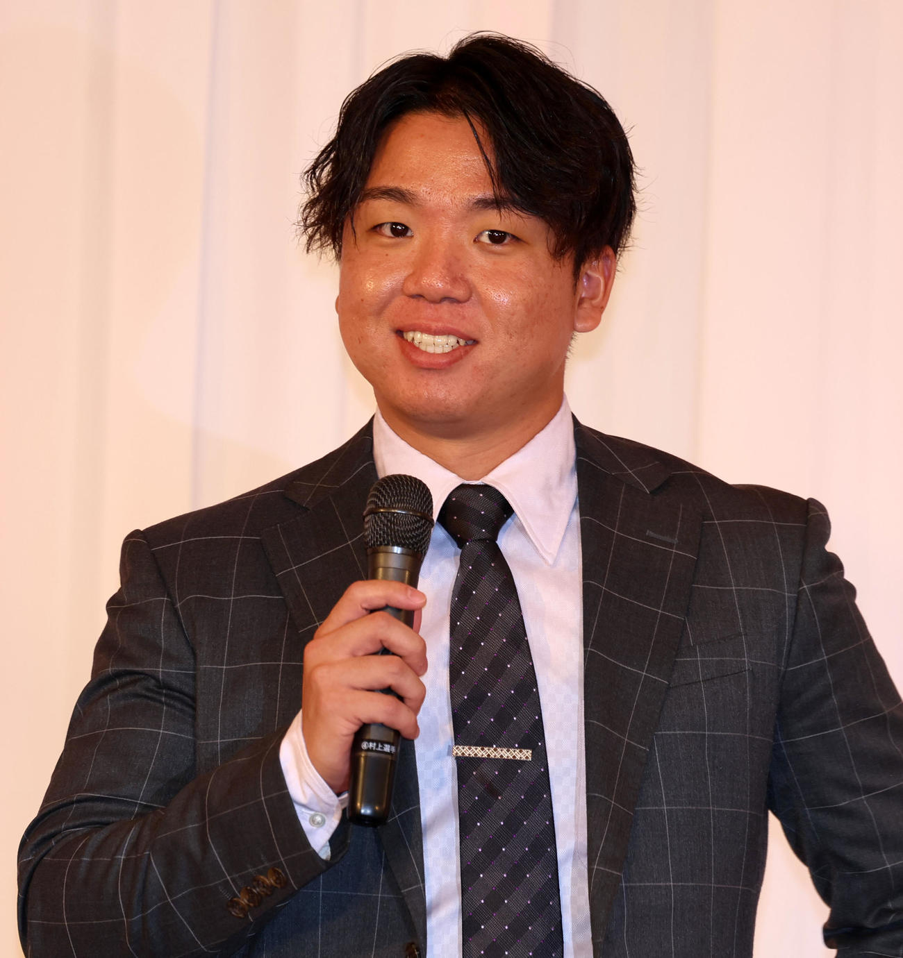 ファンクラブ会員限定の「クリスマスプレミアムパーティー」に参加しあいさつする村上（撮影・加藤哉）