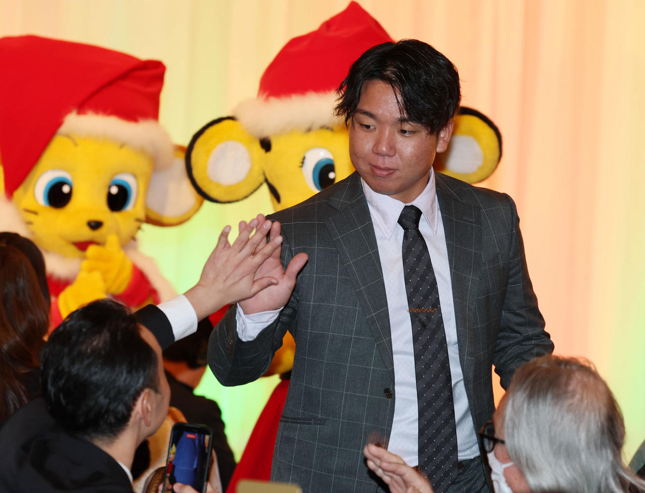 ファンクラブ会員限定の「クリスマスプレミアムパーティー」に参加しファンとタッチする阪神村上（撮影・加藤哉）