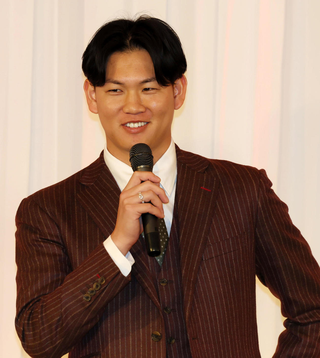 ファンクラブ会員限定の「クリスマスプレミアムパーティー」に参加しあいさつする及川（撮影・加藤哉）
