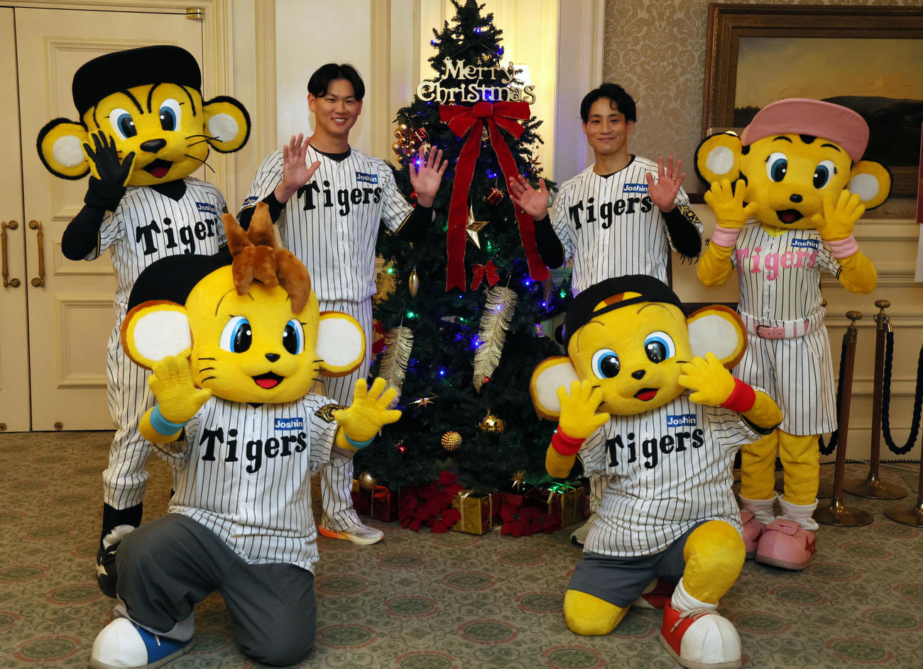ファンクラブ会員限定の「クリスマスプレミアムパーティー」に参加しマスコットとともに写真に納まる阪神及川（左）と木浪（撮影・加藤哉）