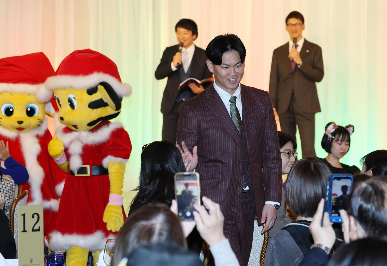 ファンクラブ会員限定の「クリスマスプレミアムパーティー」に参加しファンとタッチする及川（撮影・加藤哉）