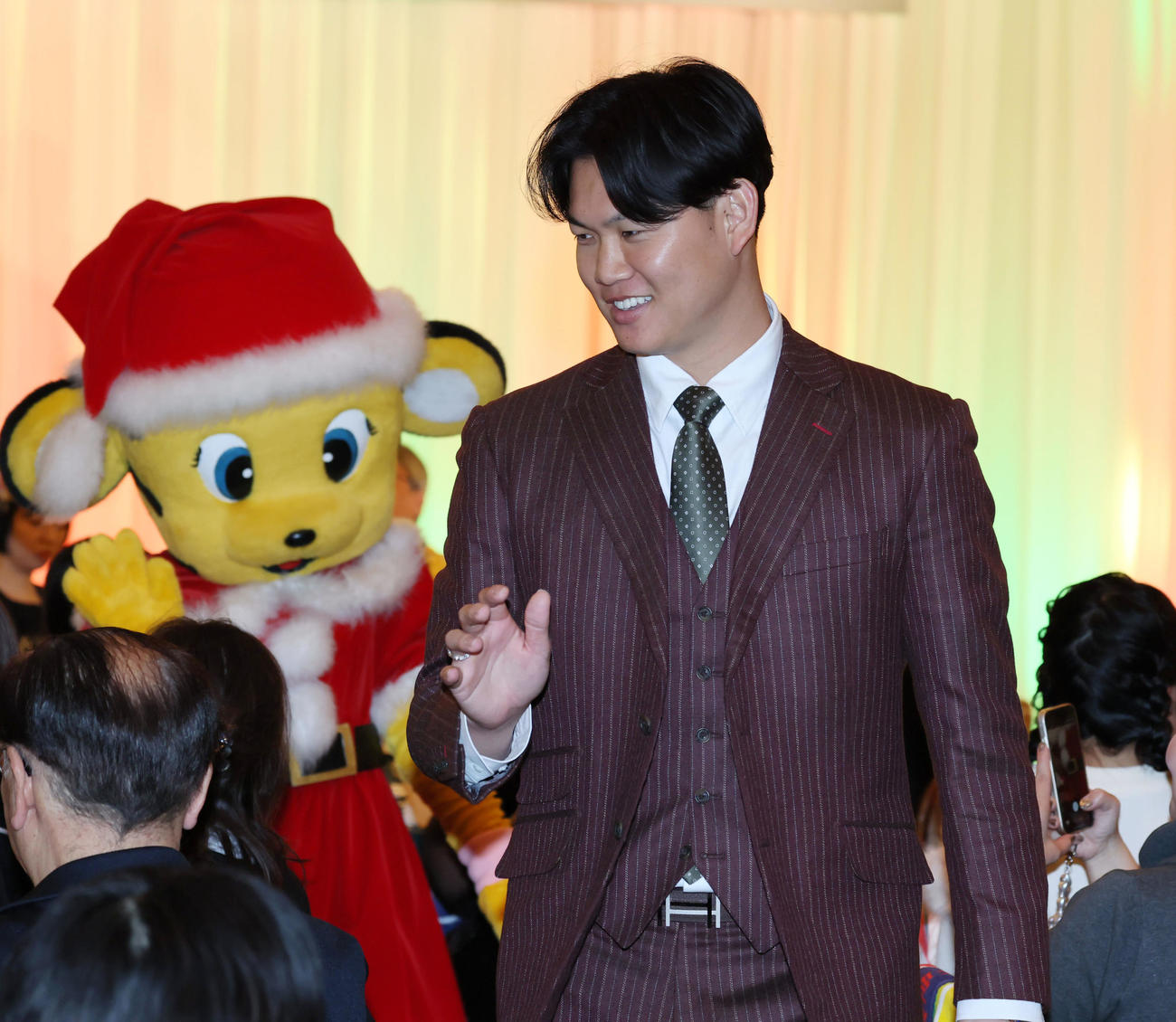 ファンクラブ会員限定の「クリスマスプレミアムパーティー」に参加しファンとタッチする及川（撮影・加藤哉）