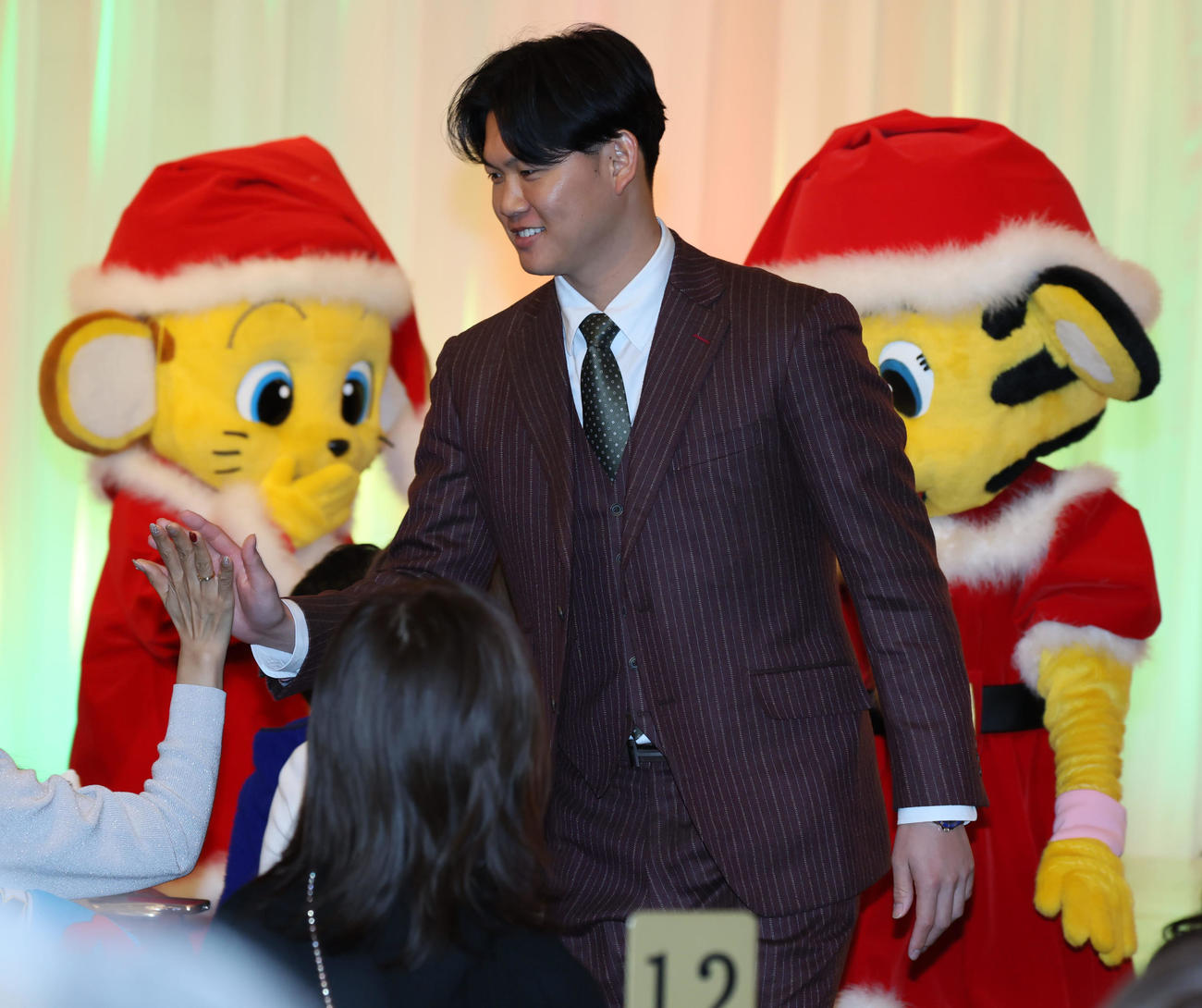 ファンクラブ会員限定の「クリスマスプレミアムパーティー」に参加しファンとタッチする及川（撮影・加藤哉）