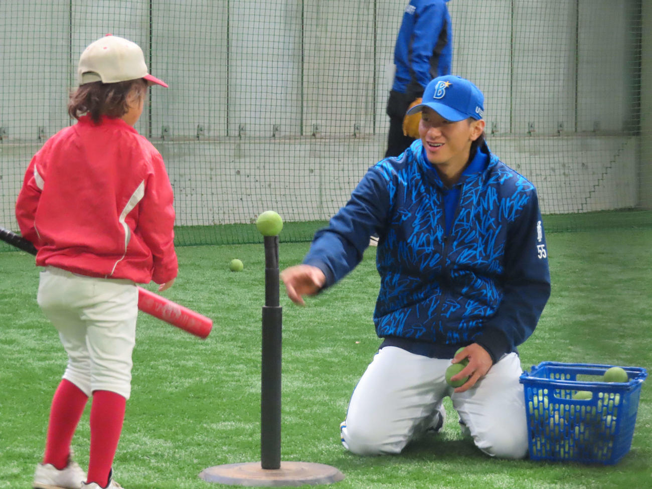 野球教室でバッティングの指導をするDeNA井上（撮影・山本佳央）