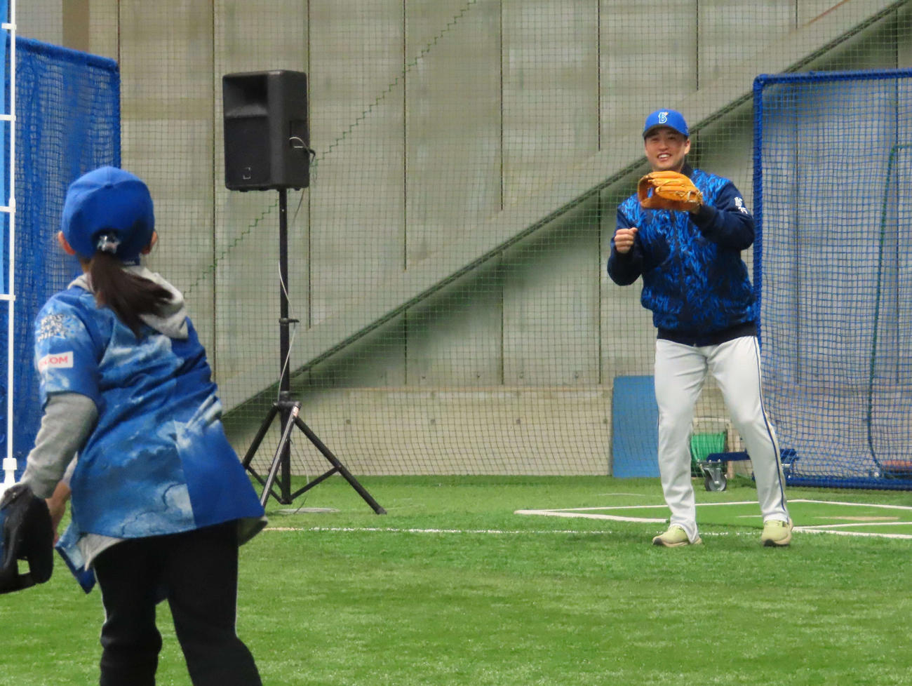 野球教室でキャッチボールをするDeNA橋本（右）（撮影・山本佳央）