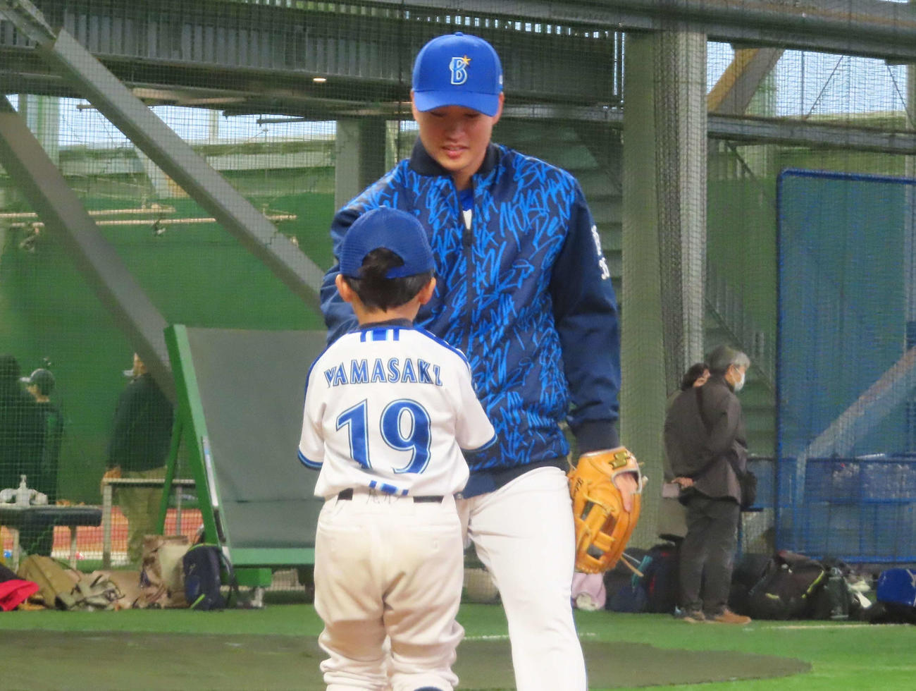 野球教室に参加したDeNA橋本（撮影・山本佳央）