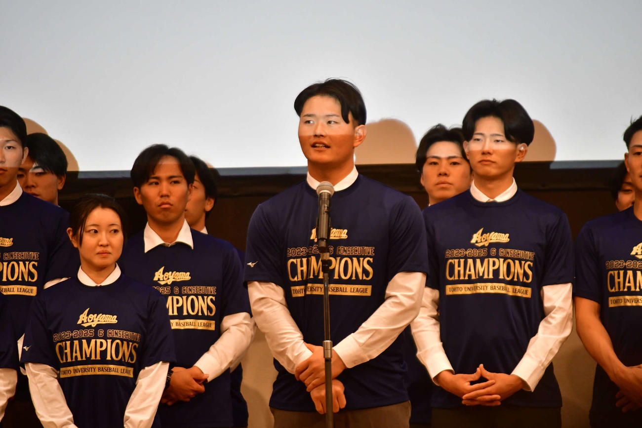 優勝祝賀会で新主将としての抱負を述べる青学大・渡部（撮影・平山連）