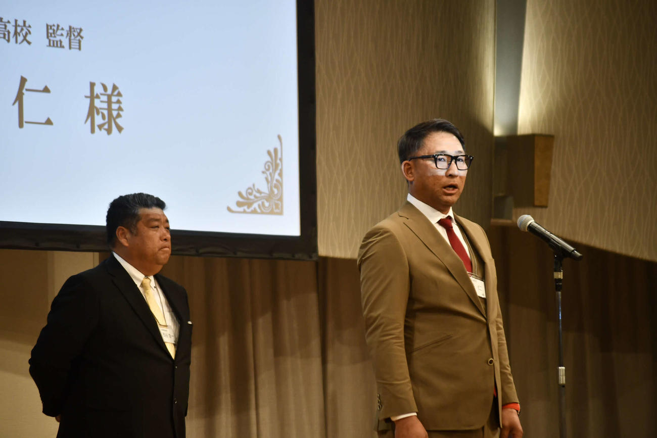 青学大の優勝祝賀会に出席した智弁和歌山・中谷監督。後ろが大阪桐蔭・西谷監督（撮影・平山連）