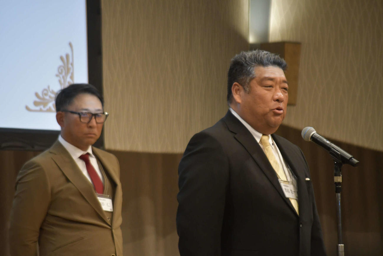 青学大の優勝祝賀会に出席した大阪桐蔭・西谷監督。後ろが智弁和歌山・中谷監督（撮影・平山連）