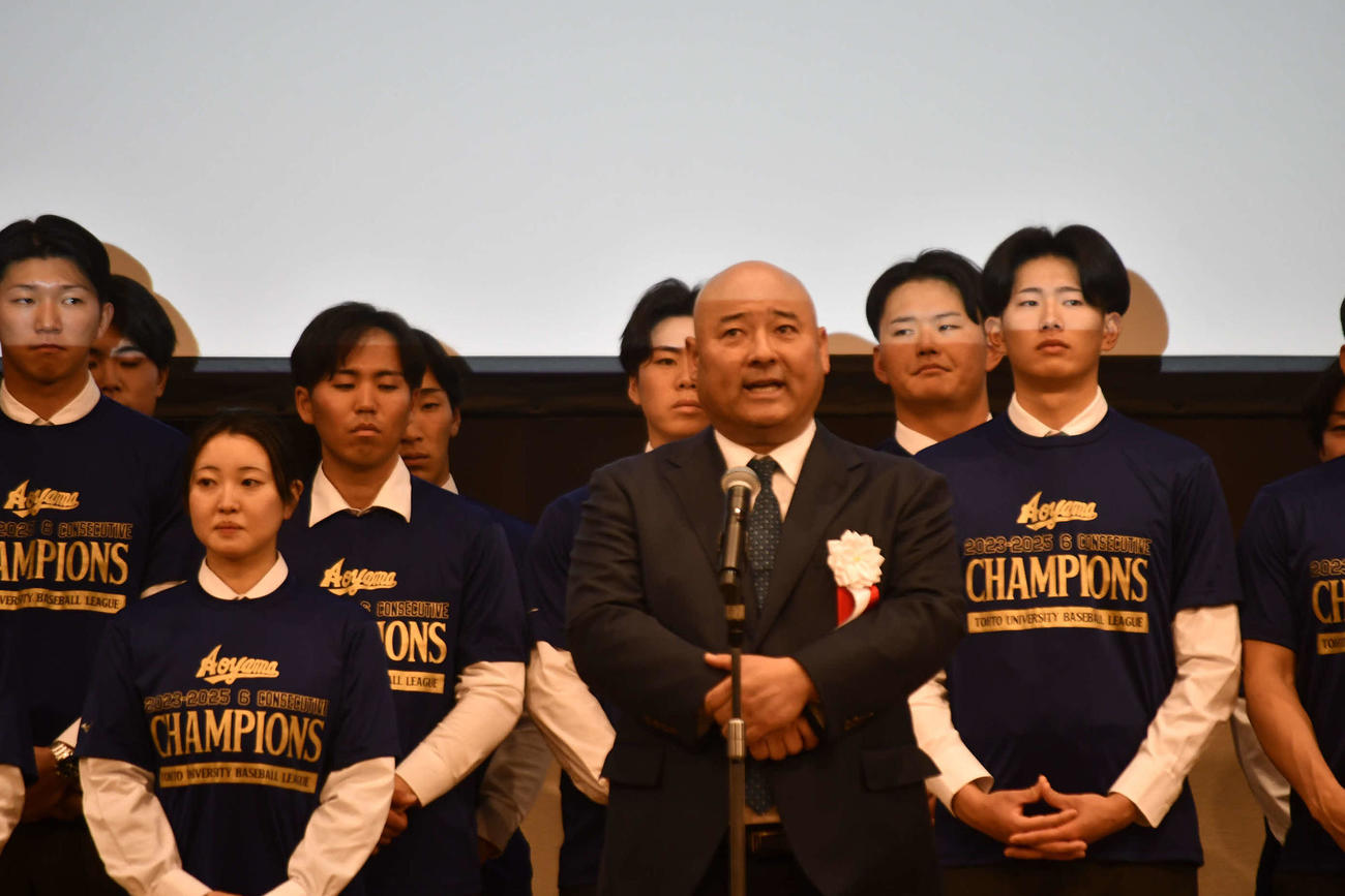 壇上でスピーチする青学大の安藤寧則監督（撮影・平山連）