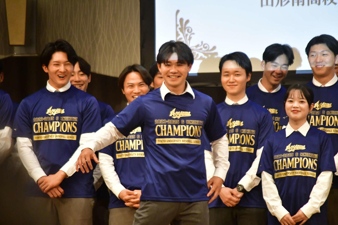 青学大の優勝祝賀会で笑みをこぼす藤原前主将（撮影・平山連）