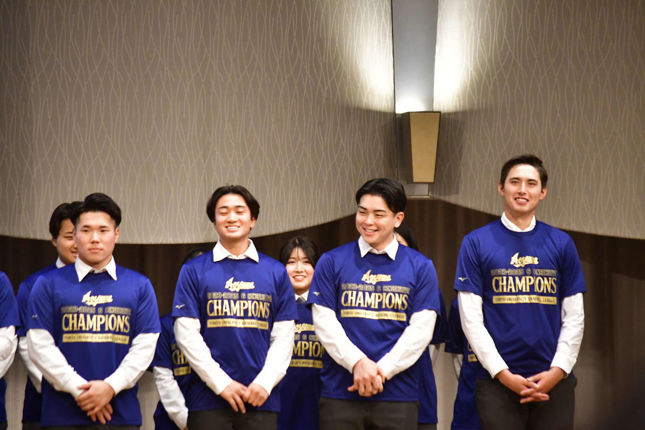 青学大の優勝祝賀会に出席したDeNA1位小田（前列左）、中日1位中西（同左から3人目）ら（撮影・平山連）