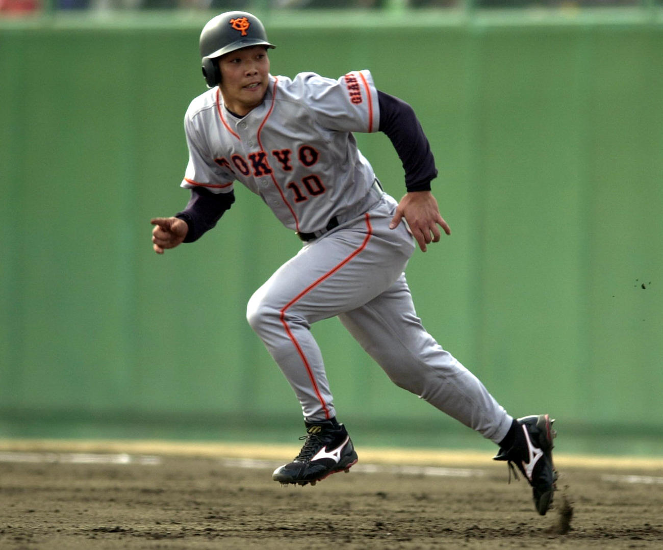 現役時代、ヒットエンドランで二塁に走り込む阿部慎之助監督（2001年撮影）