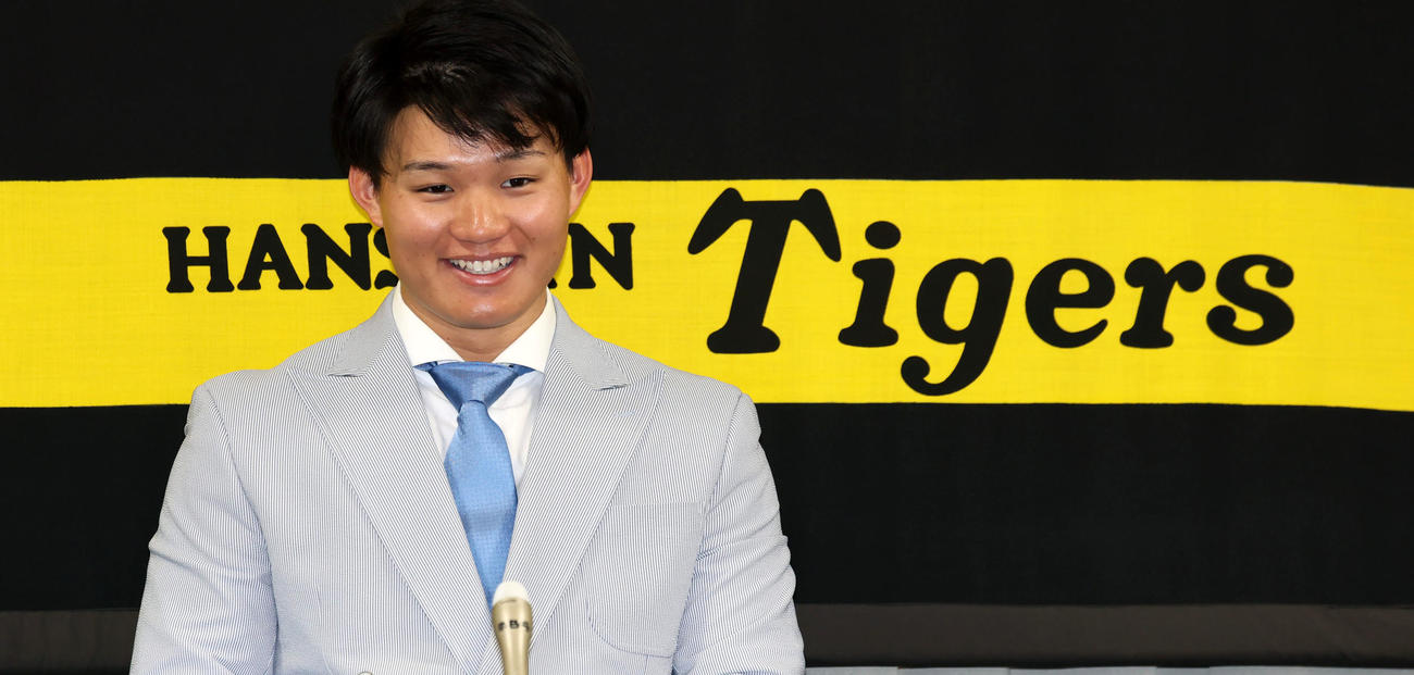 契約を更改し笑顔を見せて会見を行う阪神森下（撮影・加藤哉）