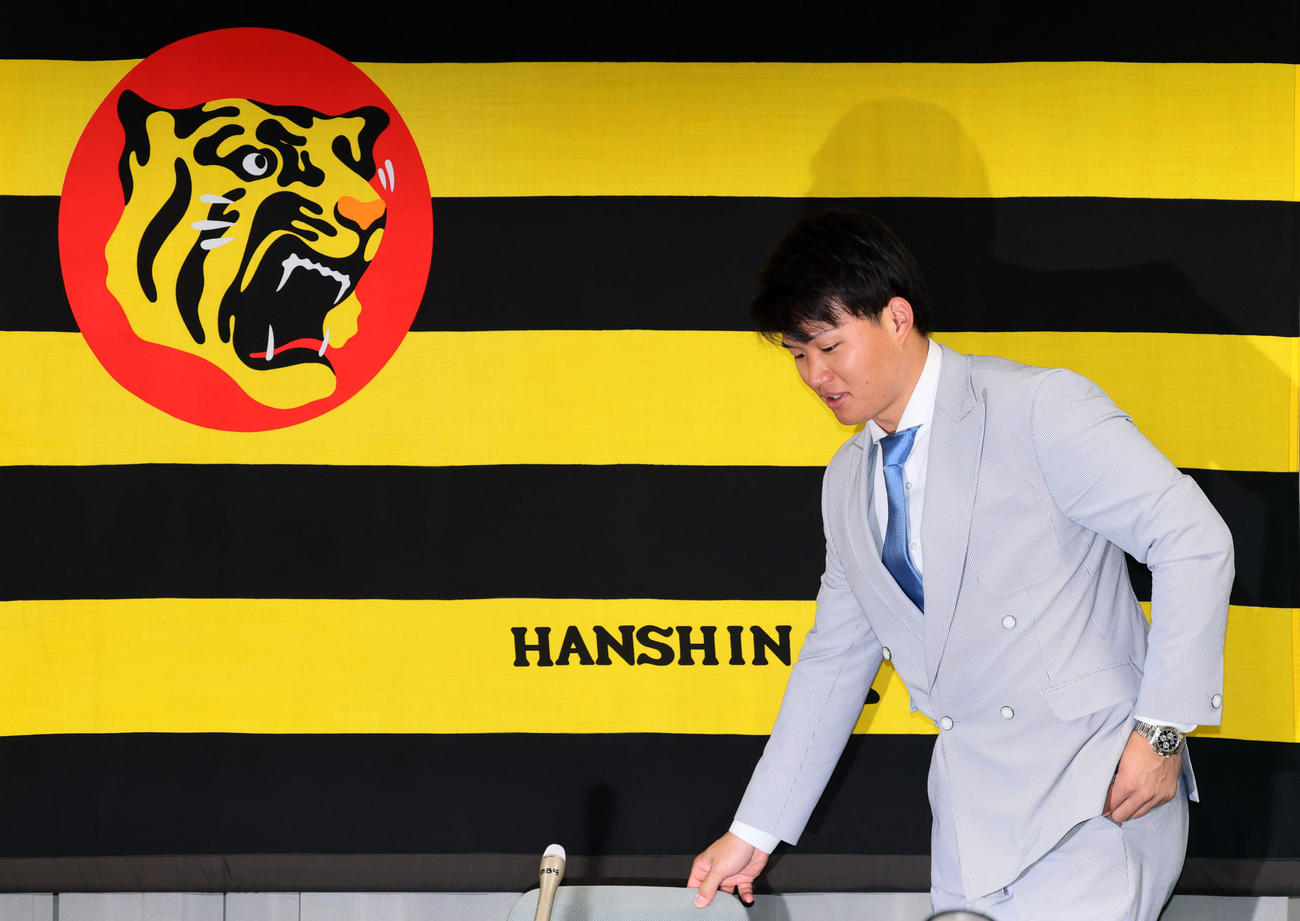 契約を更改し会見を行う阪神森下（撮影・加藤哉）