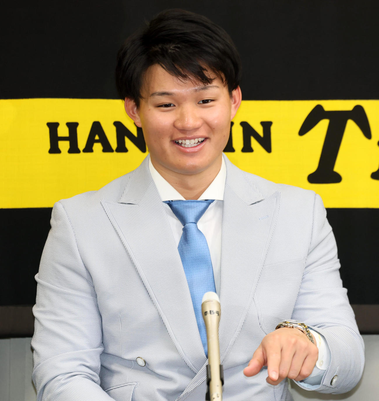 契約を更改し笑顔を見せて会見を行う阪神森下（撮影・加藤哉）