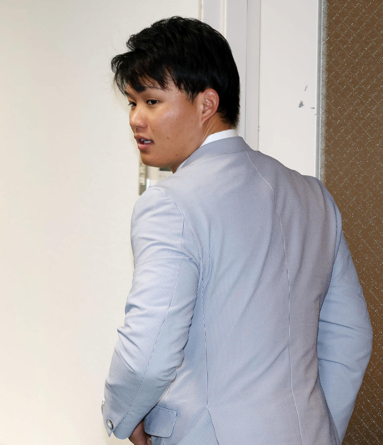 契約を更改し会見場に入る阪神森下（撮影・加藤哉）
