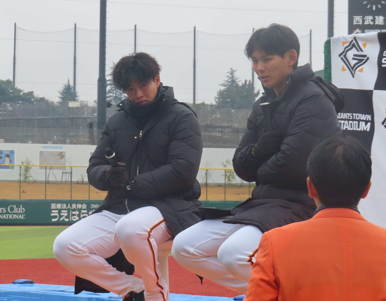 トークショーに参加する、左から巨人森田、泉（撮影・北村健龍）