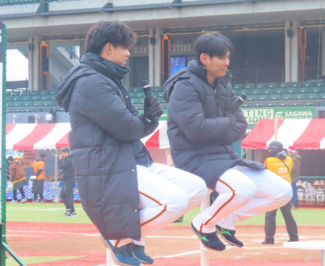 トークショーに参加する、左から巨人森田、泉（撮影・北村健龍）