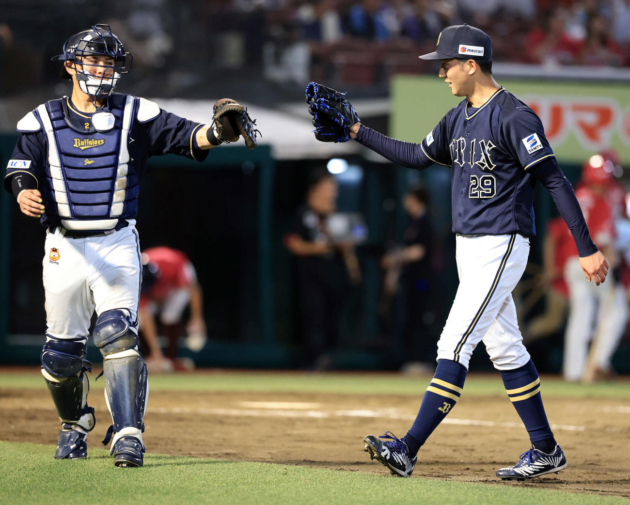 楽天対オリックス　5回裏楽天の攻撃を抑えグラブタッチするオリックス田嶋大樹（右）と若月健矢（2025年8月撮影）