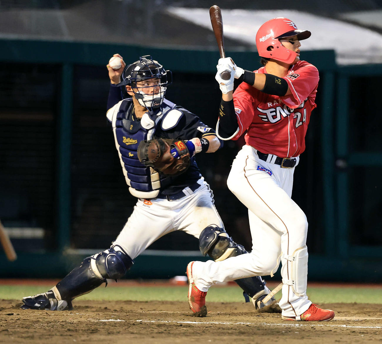 楽天対オリックス　4回裏楽天1死一塁、黒川の三振で二塁盗塁を狙った一塁走者ゴンザレスを阻止する若月健矢（2025年8月撮影）