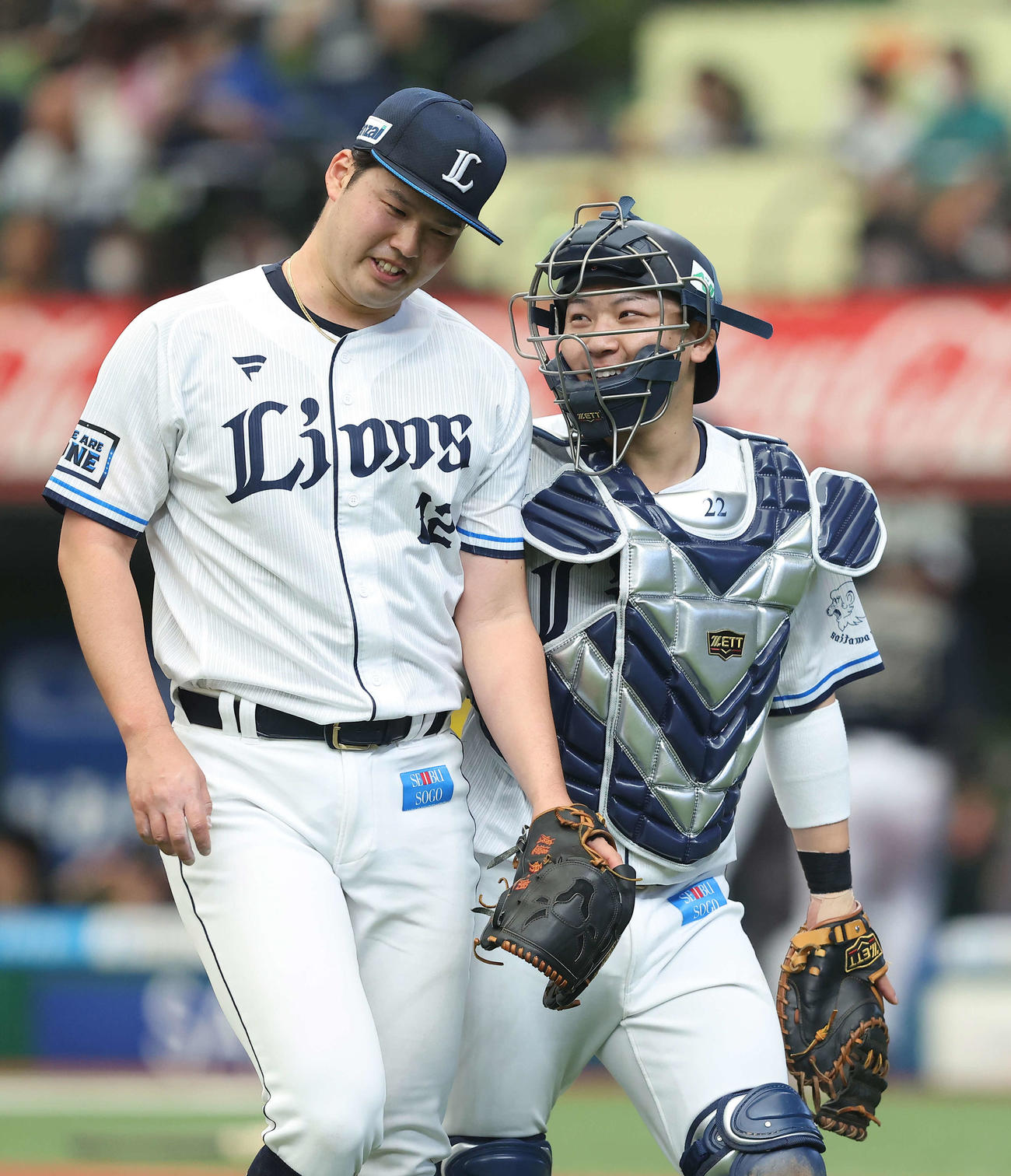 5回表を抑え、言葉を交わしながら引き揚げる渡辺勇太朗（左）と古賀悠斗（2025年撮影）
