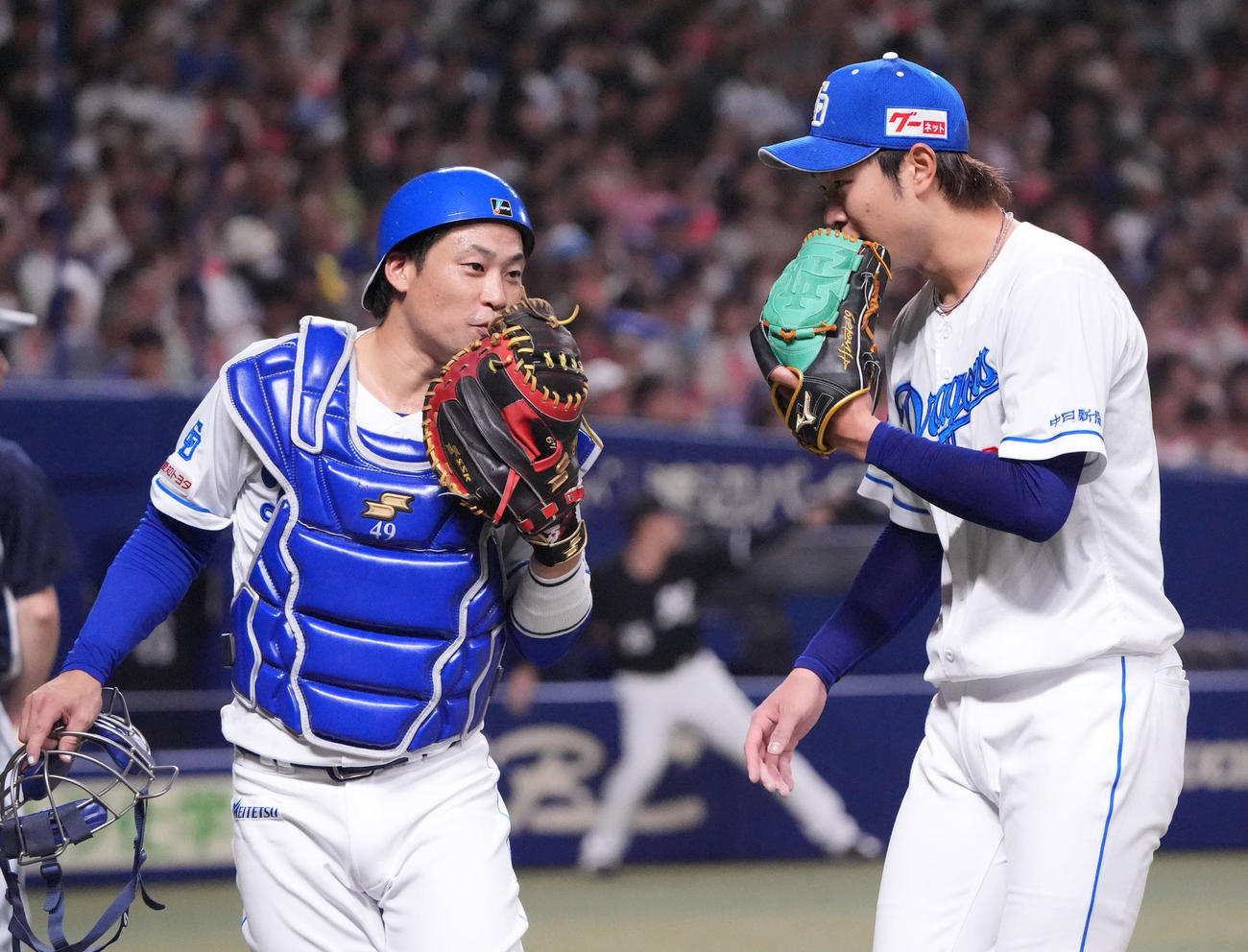 4回表終了加藤匠馬（左）と言葉を交わしベンチへ戻る高橋宏斗（2025年6月撮影）