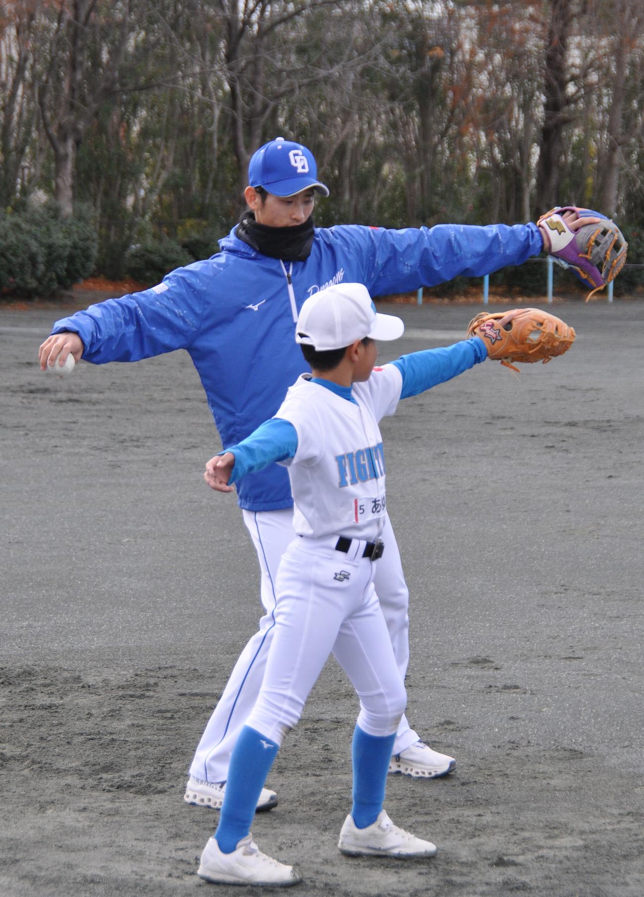 中日草加は野球教室で子どもを指導する