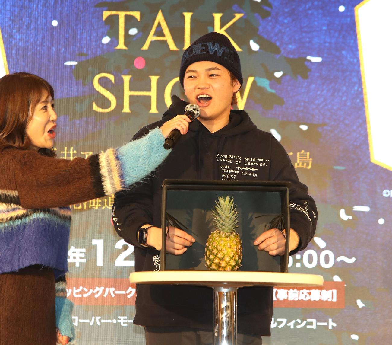 トークショーのゲームに挑戦した日本ハム田宮（撮影・奥村晶治）