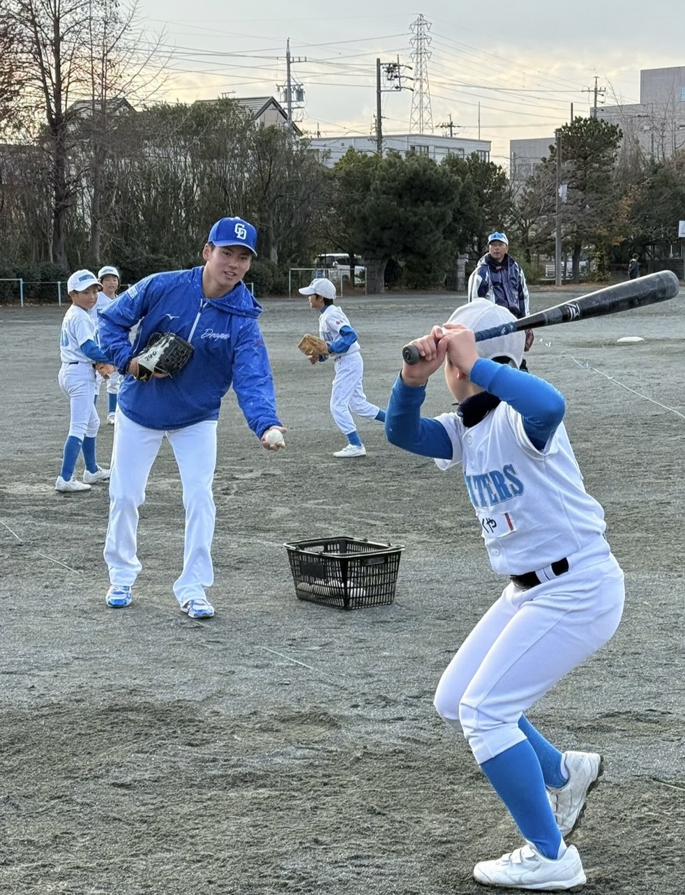 中日金丸は野球教室でトスをあげる（2025年12月14日、愛知県安城市錦町小学校）