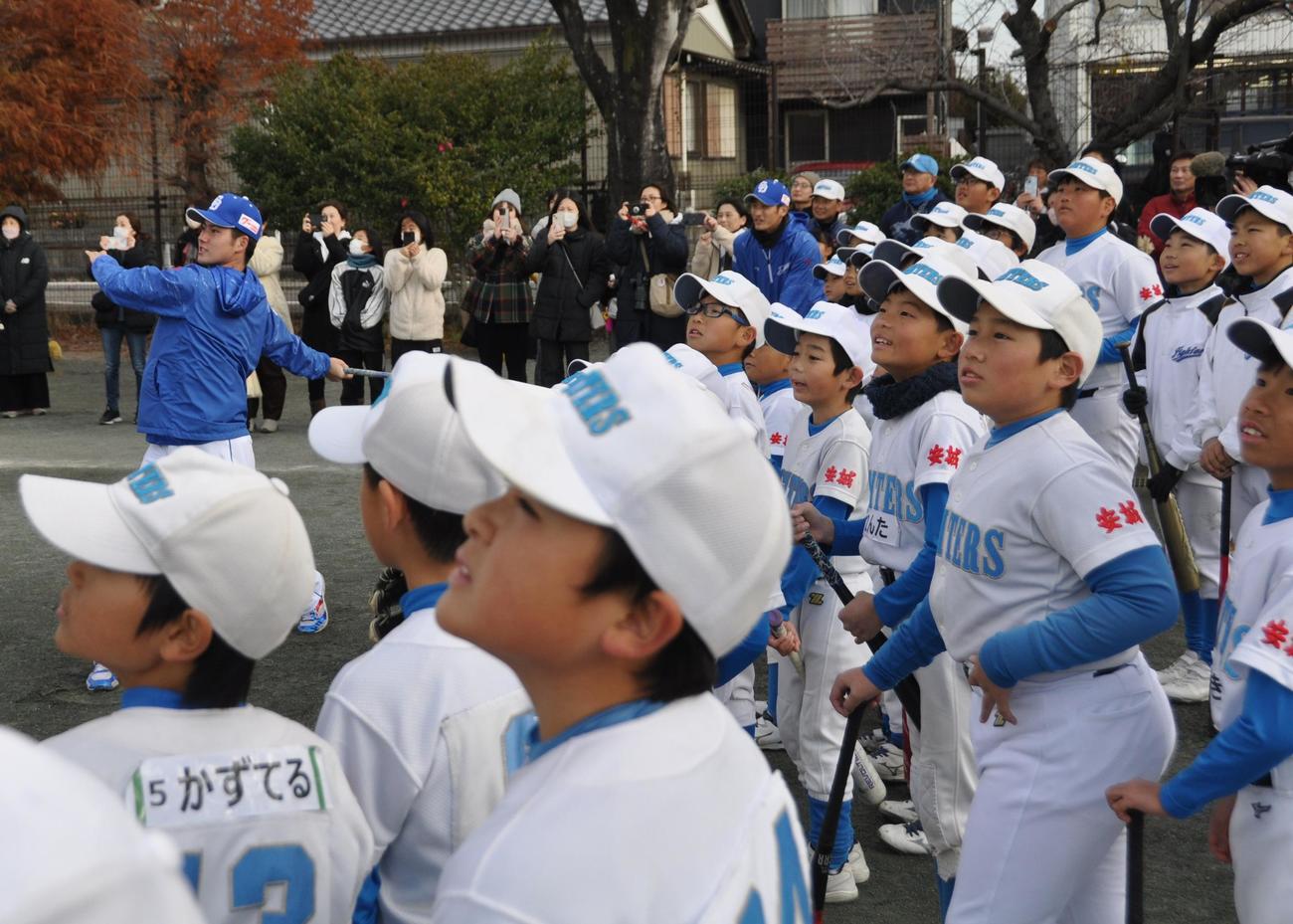 中日金丸（左橋）は野球教室で子どもたちの前で力強い打撃を披露する（