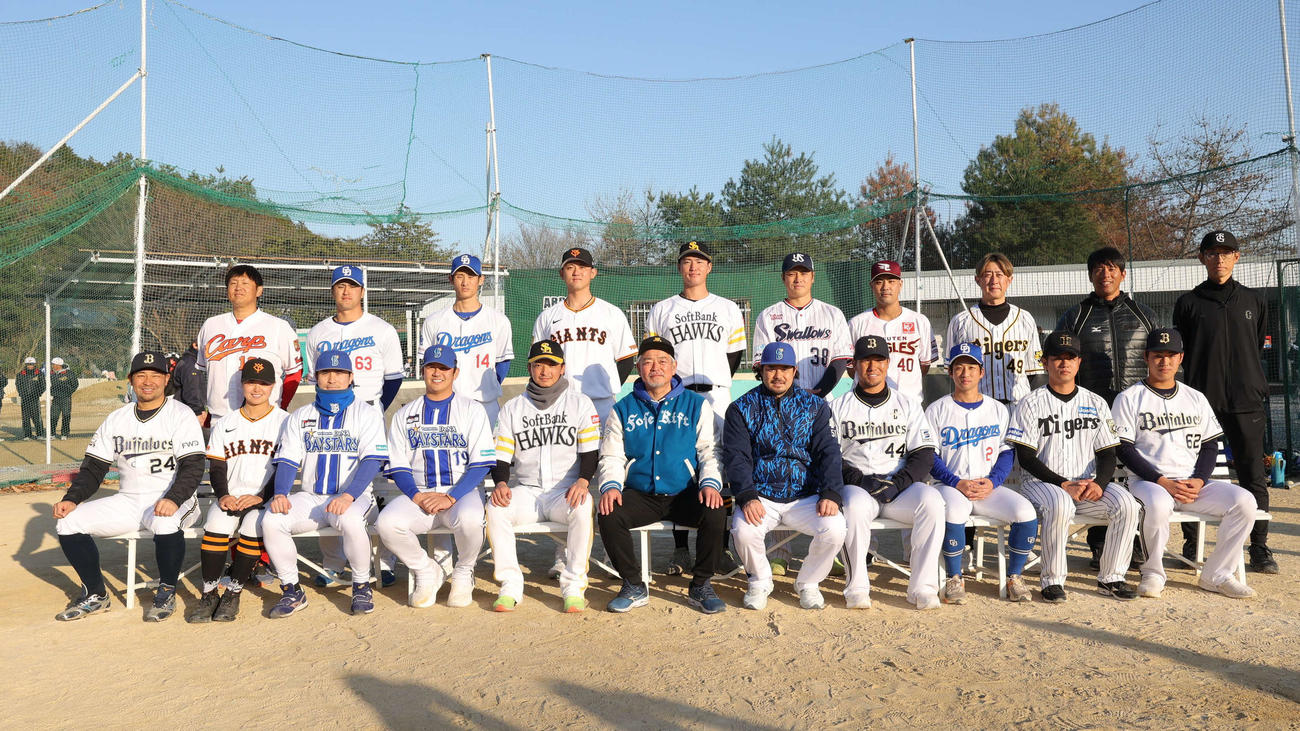 亜大OBが中心となって開催された野球教室。後列左から元広島・岩本、中日・板山、草加、巨人・平内、ソフトバンク・重松、元ヤクルト・北村、元楽天・内間、元阪神・今成、前列左から元オリックス・宮崎、巨人・島野、DeNA・佐野、山崎、ソフトバンク・東浜、元亜大監督・生田、DeNA宮崎、オリックス・頓宮、中日・田中、阪神・高橋、オリックス・堀（撮影・青山麻美）