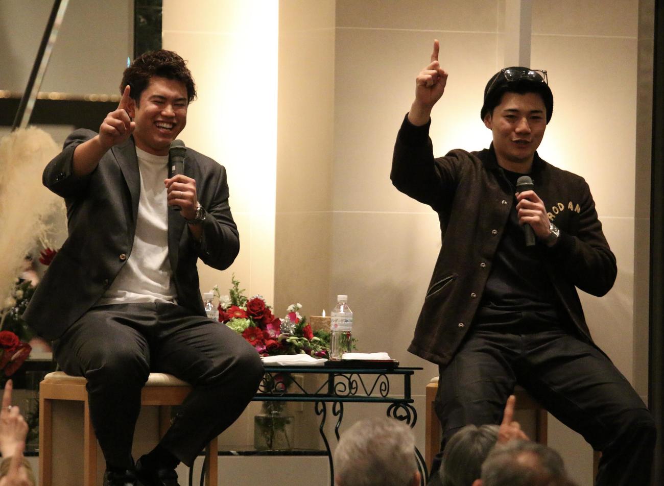北海道・旭川にある「ベルクラシック旭川」でトークショーを行った日本ハム今川（左）と清宮幸