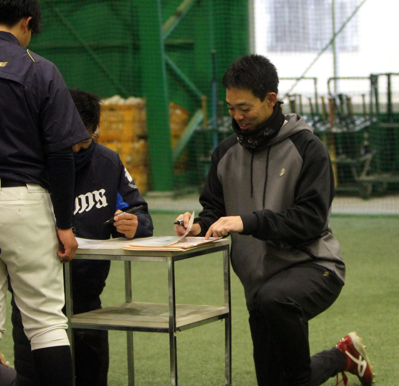 参加者にサインをする広島秋山（撮影・木村有優）