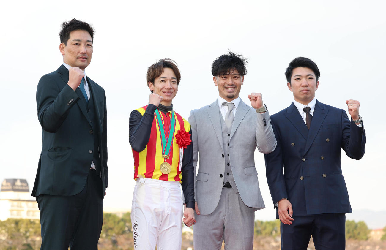 ガッツポーズで記念写真に納まる、左からプレゼンターの阪神岩崎、松山騎手、坂本、石井（撮影・白石智彦）
