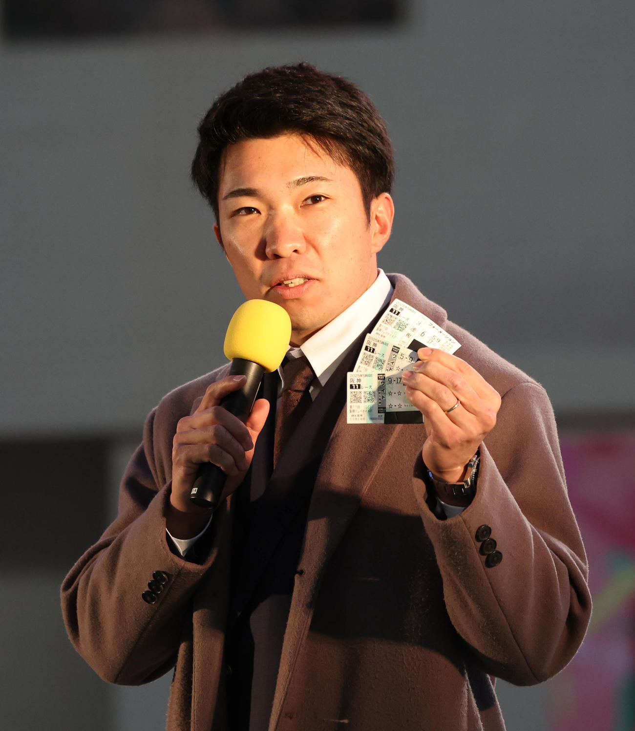 最終レース後のトークショーで的中馬券を披露する阪神石井（撮影・白石智彦）