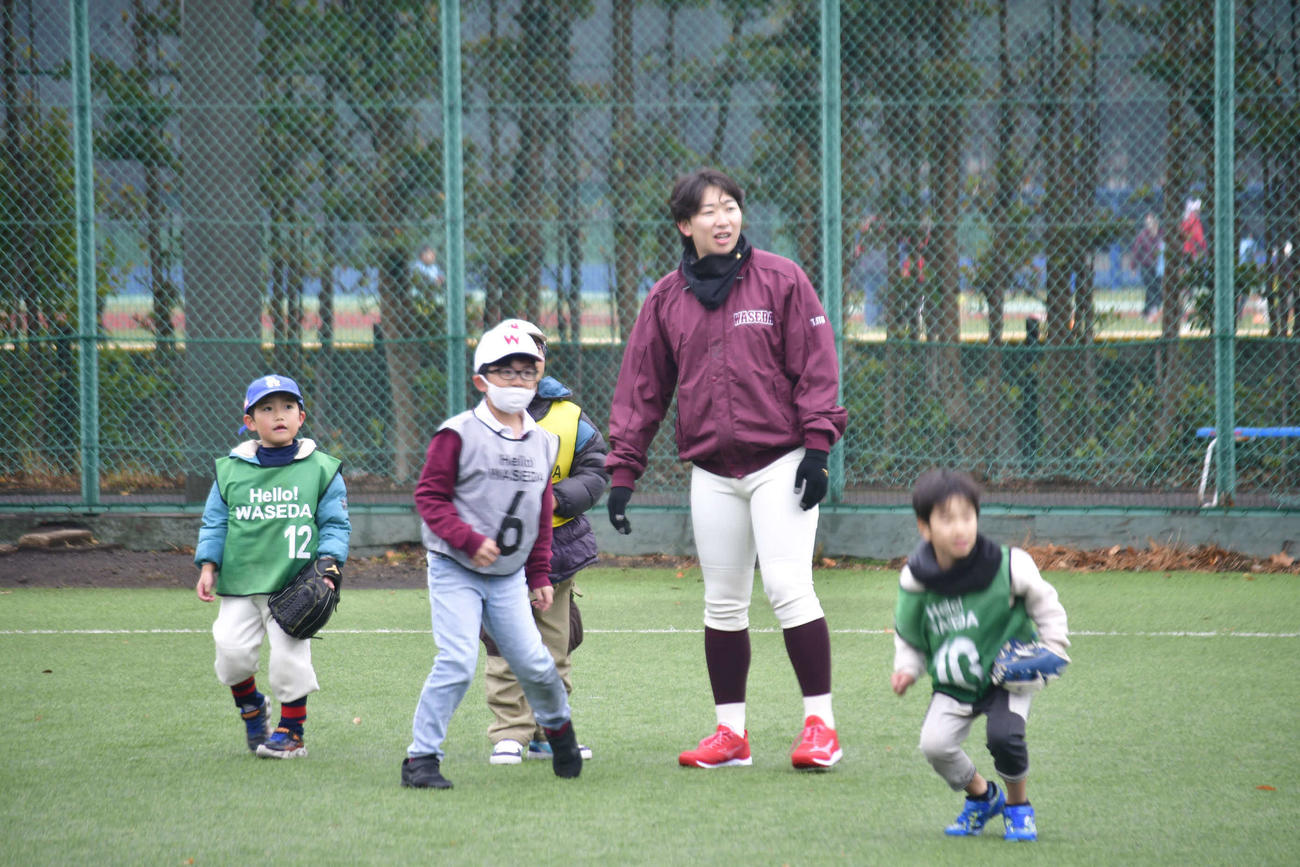 児童たちと交流を楽しみ楽天2位早大・伊藤（撮影・平山連）