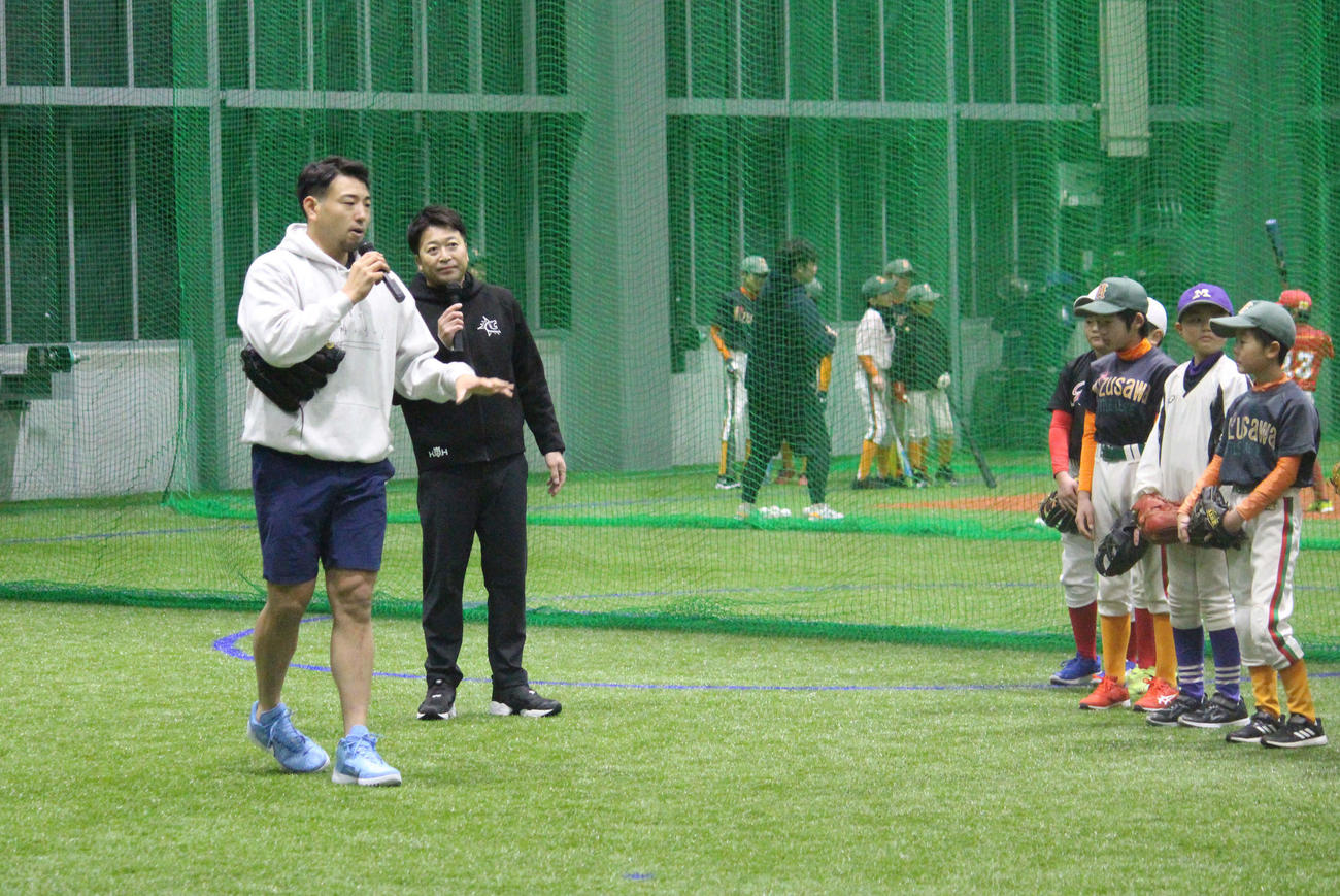 野球教室で子どもたちを指導するエンゼルス菊池（撮影・久保賢吾）