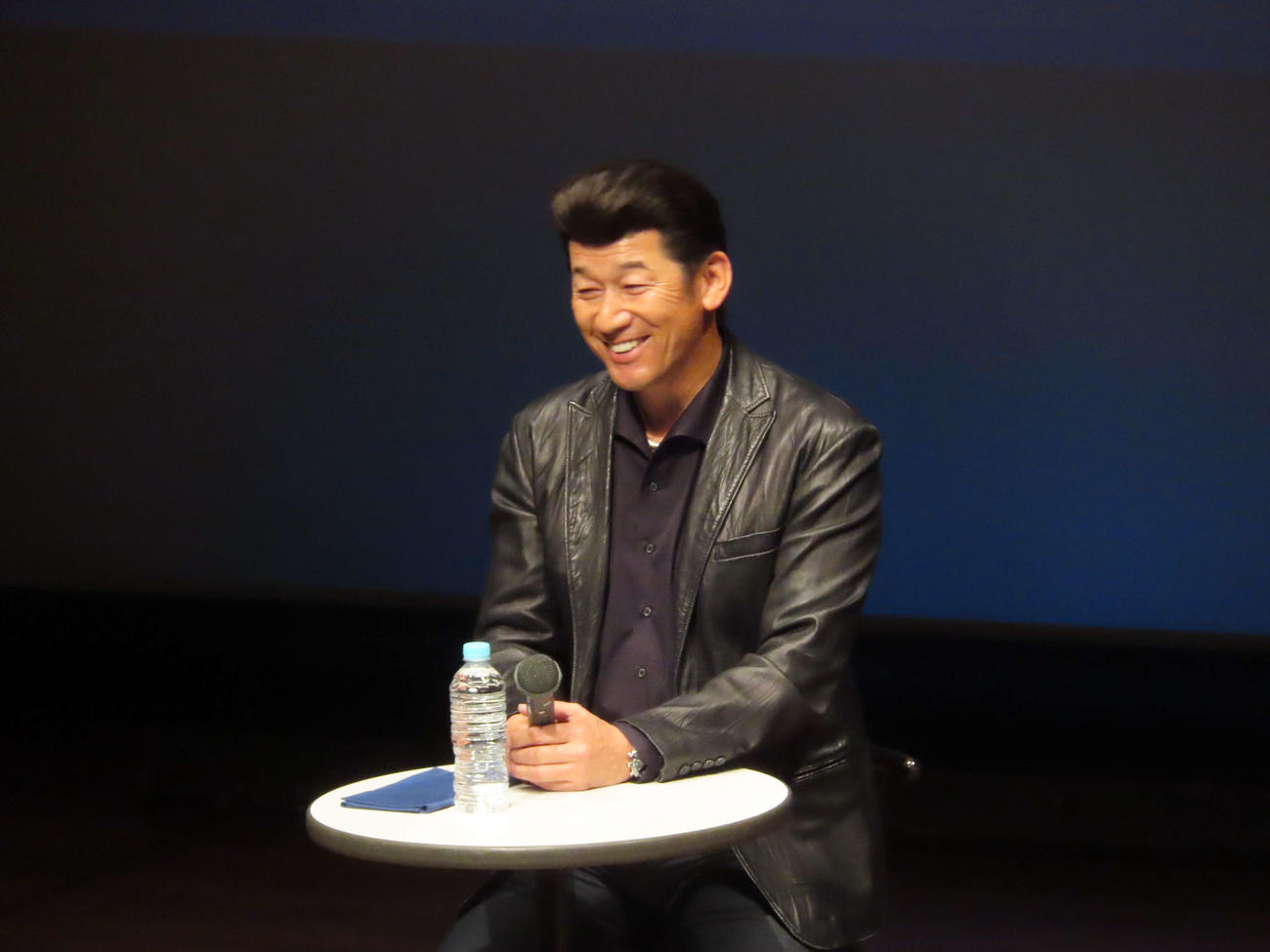 クリスマストークショーで笑顔を見せるDeNA前監督の三浦大輔氏（撮影・山本佳央）