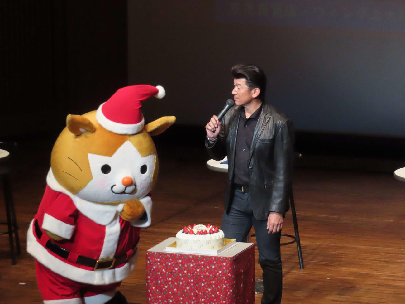 25日に誕生日を迎えるDeNA前監督の三浦大輔氏はクリスマストークショーでケーキを贈られる（撮影・山本佳央）
