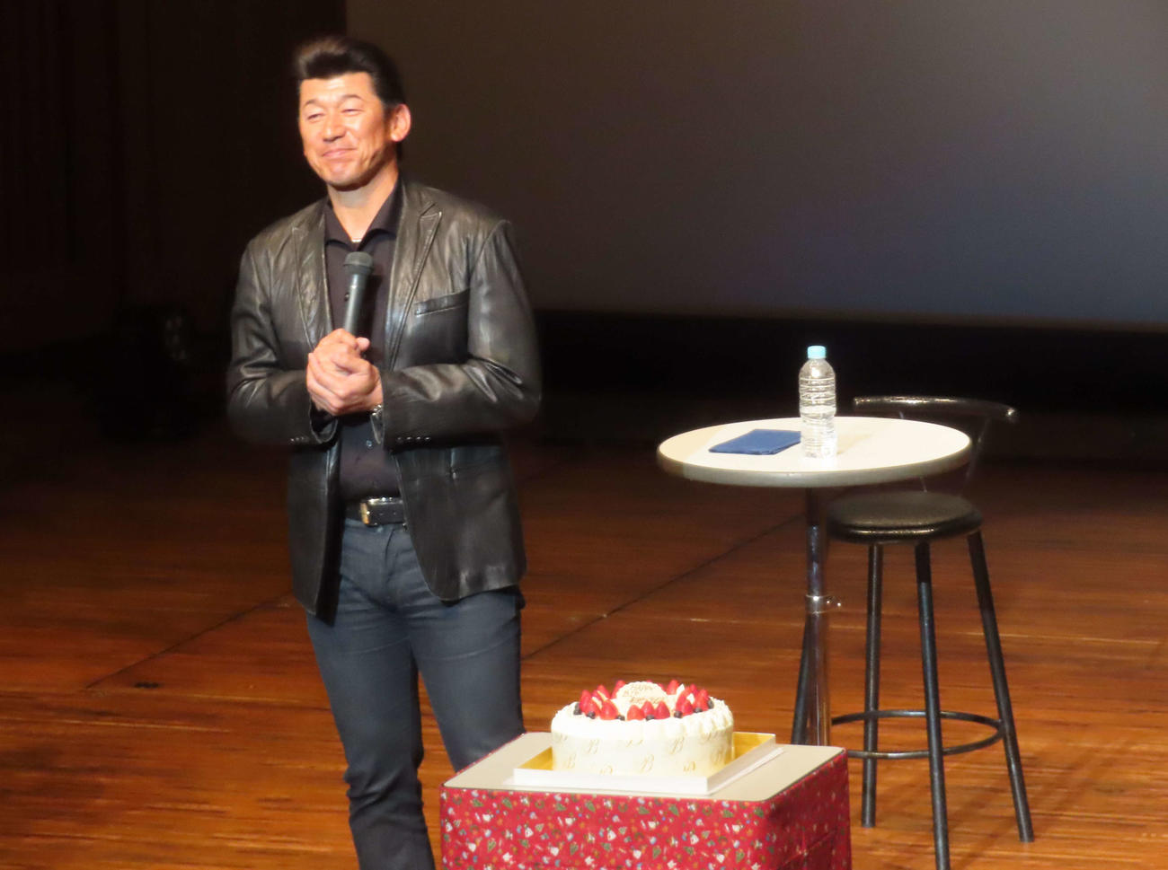 25日に誕生日を迎えるDeNA前監督の三浦大輔氏はクリスマストークショーでケーキを贈られる（撮影・山本佳央）
