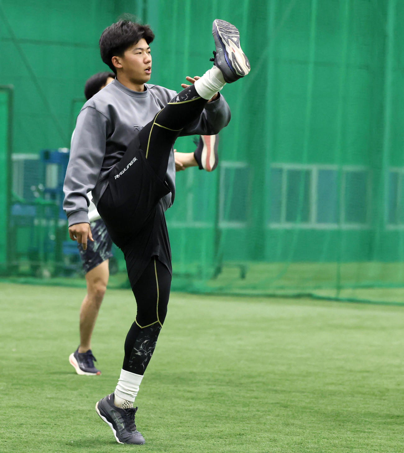 体力測定前にウオーミングアップを行う阪神立石（撮影・加藤哉）