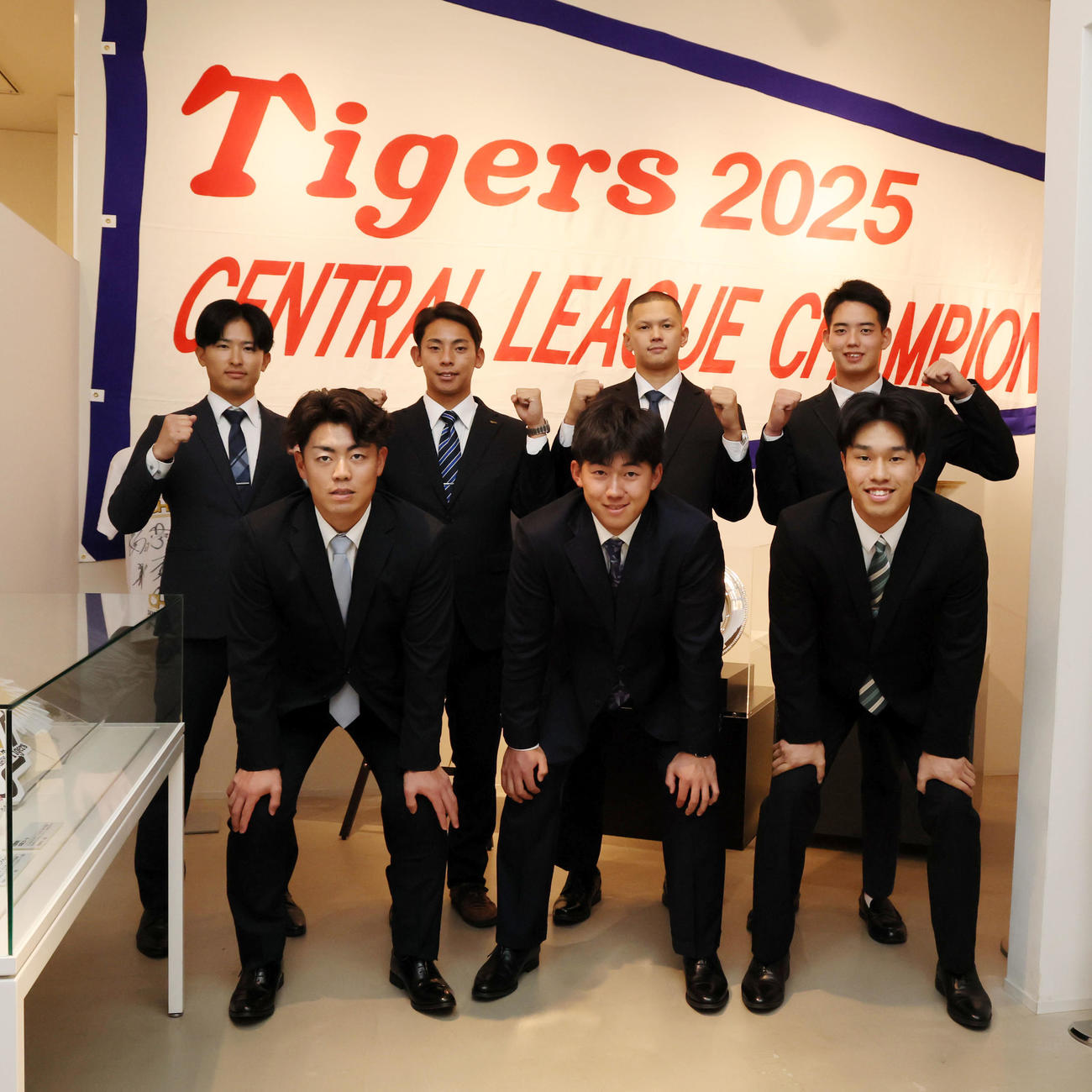 新人の施設見学を行い甲子園歴史館で写真に納まる前列左から谷端、立石、岡城、後列左から山崎、神宮、能登、早瀬（撮影・加藤哉）
