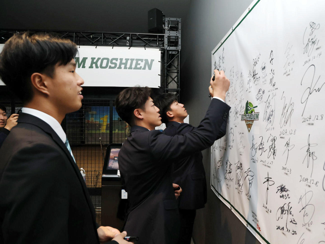 甲子園歴史館を見学しサインを書く左から阪神岡城、谷端、立石（撮影・加藤哉）
