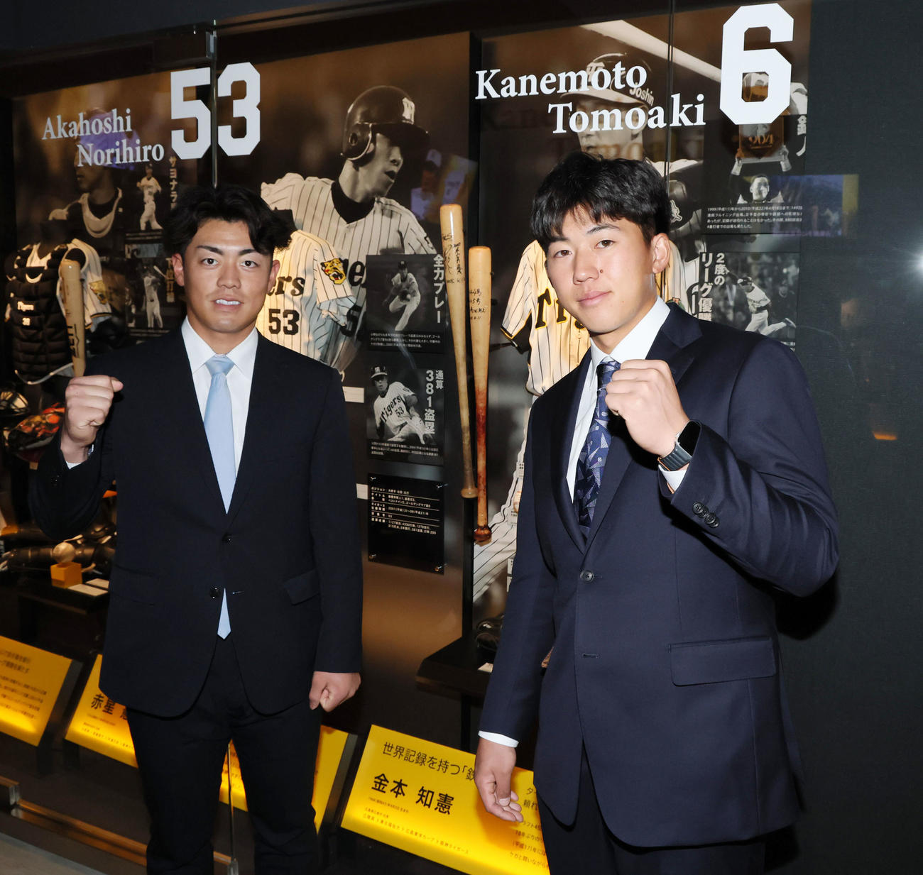 甲子園歴史館を見学する阪神谷端（左）と立石（撮影・加藤哉）