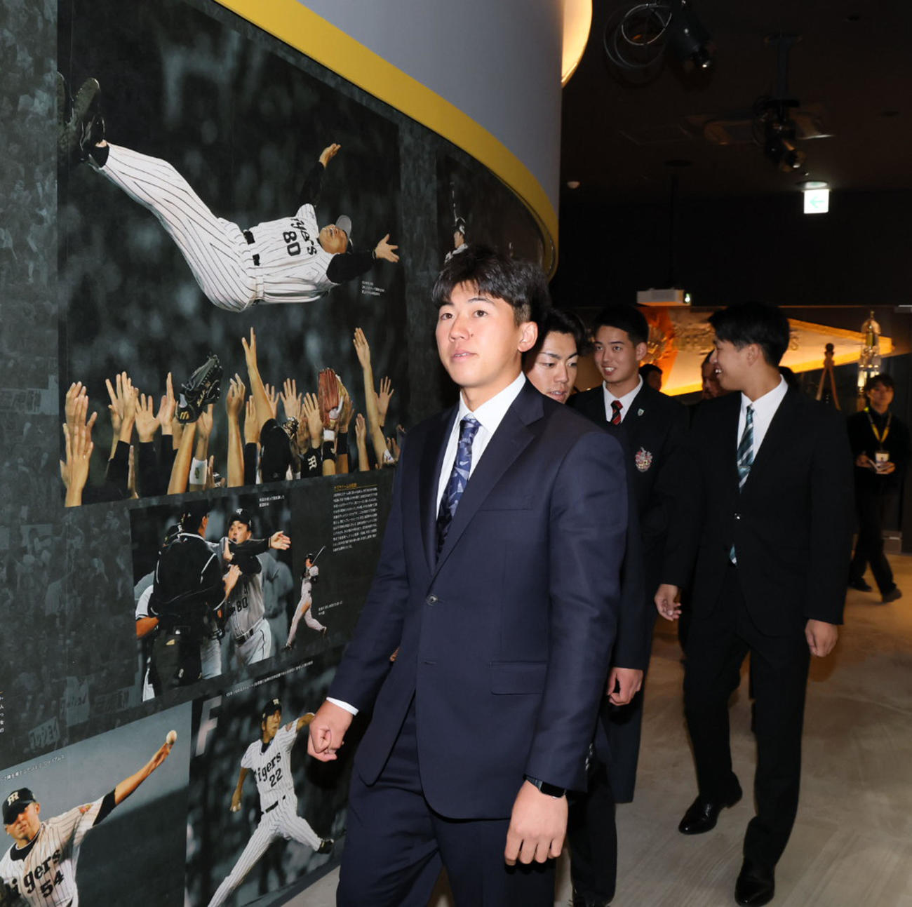 甲子園歴史館を見学する阪神立石ら新人選手（撮影・加藤哉）