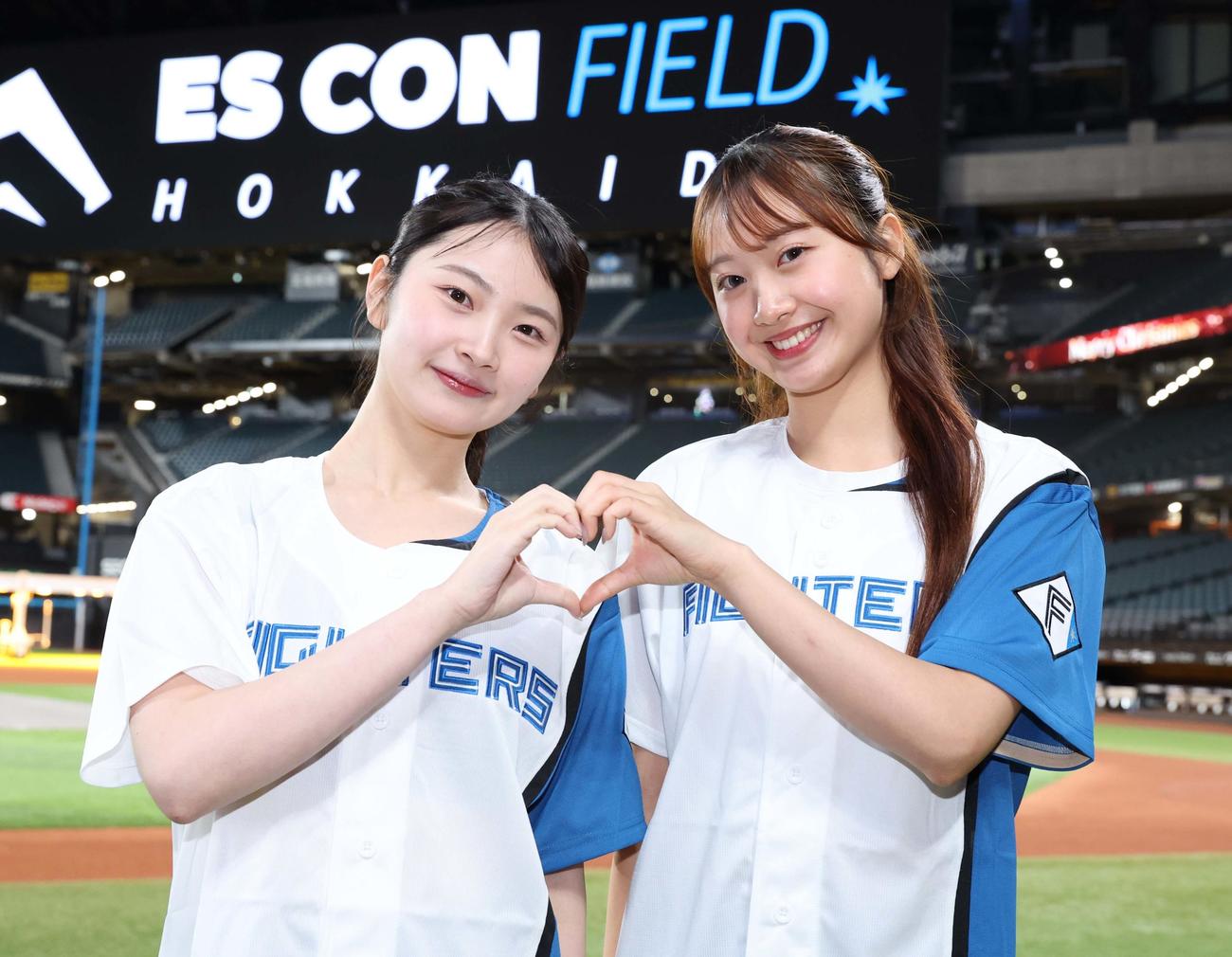 日本ハム　2026年ファイターズガール新メンバーオーディション　最終審査　姉妹で選ばれた斎藤りこさん（左）と妹りのさん（撮影・黒川智章）