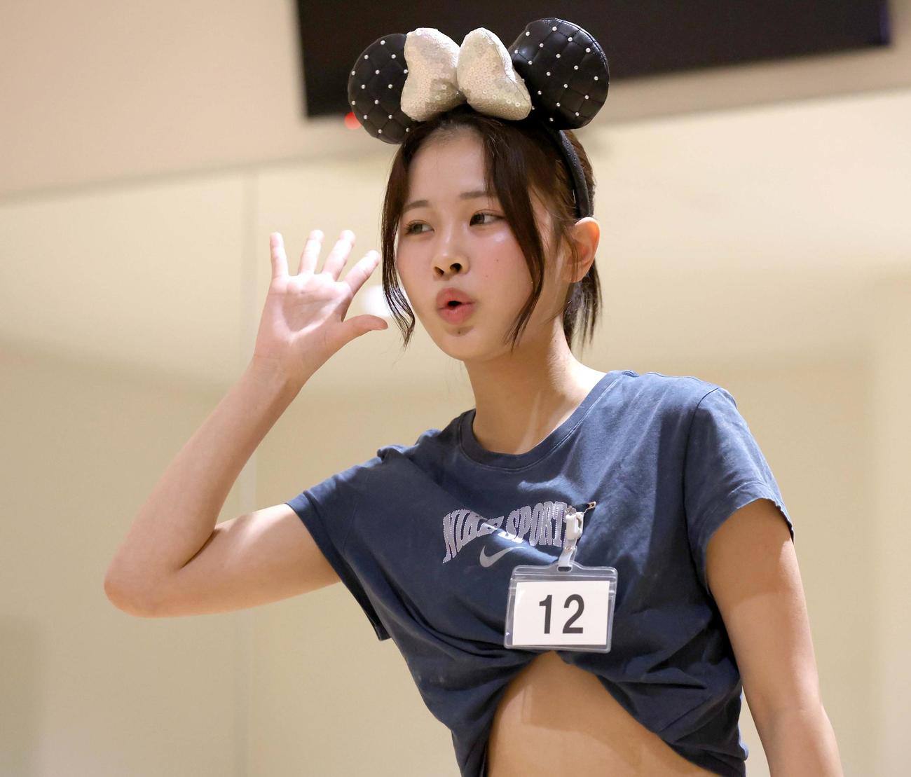 最終審査の自由演技で口笛を披露する十川さん（撮影・黒川智章）