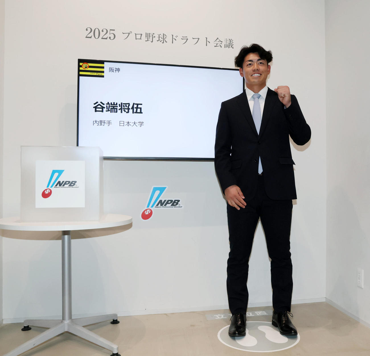 甲子園歴史館を見学しドラフト体験をする阪神谷端（撮影・加藤哉）