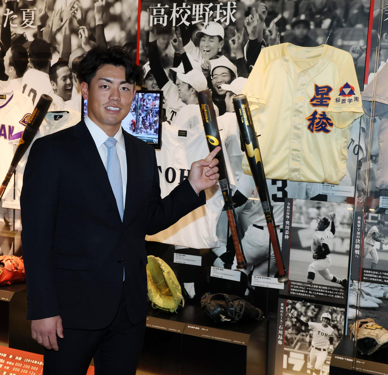 甲子園歴史館を見学し母校星稜高校のユニホームと写真に納まる阪神谷端（撮影・加藤哉）